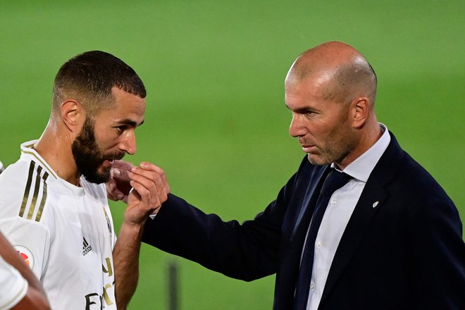 Trener Zinedine Zidane in najboljši strelec Karim Benzema sta daleč od šampionske forme. FOTO: Javier Soriano/AFP