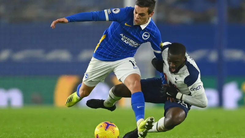 Fotografija: Brightonov zvezni nogometaš Leandro Trossard (levo) je prekrižal račune Tottenhamu. FOTO: Mike Hewitt/AFP