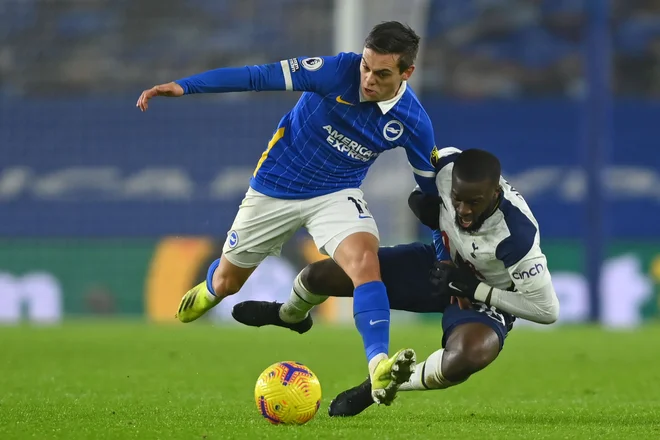 Brightonov zvezni nogometaš Leandro Trossard (levo) je prekrižal račune Tottenhamu. FOTO: Mike Hewitt/AFP