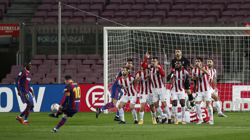 Fotografija: Lionel Messi je popeljal Barcelono v vodstvo z natančnim prostim strelom. FOTO: Albert Gea/Reuters