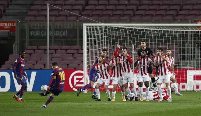 Lionel Messi je popeljal Barcelono v vodstvo z natančnim prostim strelom. FOTO: Albert Gea/Reuters