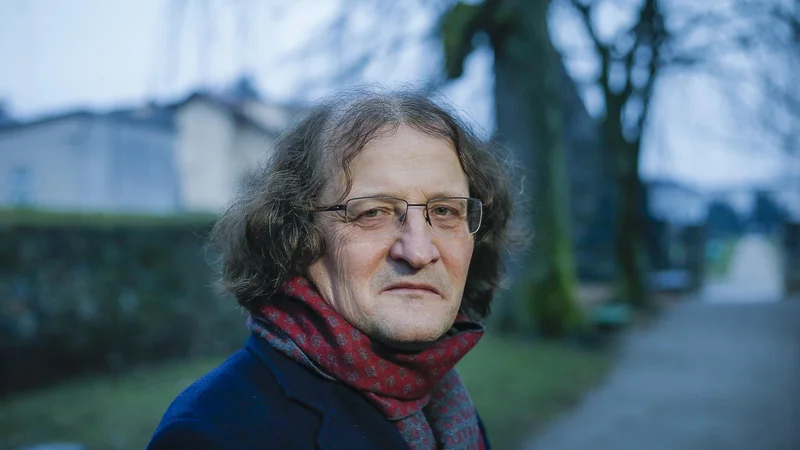 Fotografija: Pesnik, klasični filolog, prevajalec, raziskovalec grške tragedije, literarni teoretik in esejist Brane Senegačnik je bil za zbirko Pogovori z nikomer lani nominiran za Cankarjevo nagrado. FOTO: Jože Suhadolnik/Delo