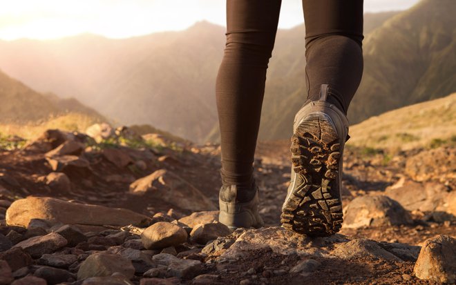 Eden od načinov razmišljanja o fazah hoje je razmišljanje o tem, kaj se zgodi z vsako nogo, ko hodimo.  FOTO: Shutterstock