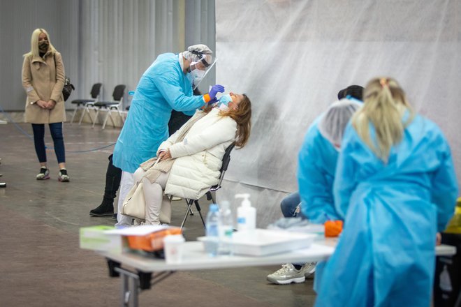 Še pred poukom bodo zaposlene v šolah testirali na okužbo z novim koronavirusom. FOTO: Voranc Vogel/Delo