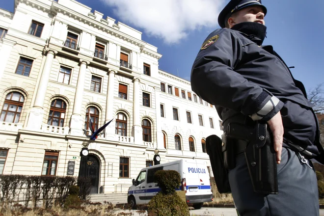 Sumov kaznivih dejanj, ki naj bi jih storili policisti, že več let ne preiskujejo na policiji, ampak na posebnem oddelku specializiranega tožilstva. FOTO: Blaž Samec/Delo