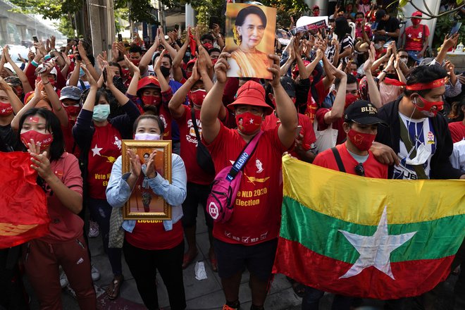 Podporniki stranke NLD so se zbrali pred burmanskim veleposlaništvom v Bankoku. FOTO: Athit Perawongmetha/Reuters
