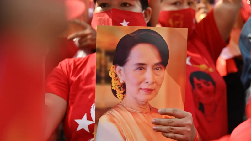 Fotografija: Burmanski prisljenci so v Bankoku organizirali protest v podporo Aung San Su Či in stranki NLD. FOTO: Lillian Suwanrumpha/AFP