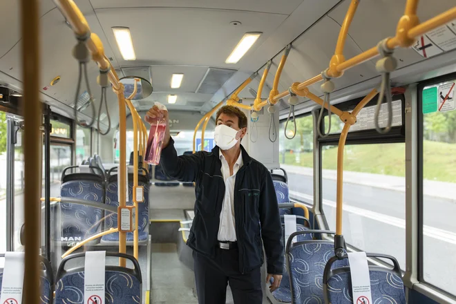 Osebje nenehno skrbi, da so avtobusi razkuženi. FOTO: Voranc Vogel/Delo