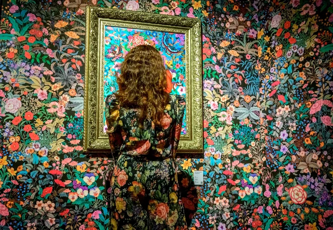 V nakupovalnem središču River City Arts and Antiques v Bangkoku si ženska ogleduje sliko umetnika Phannapasta "Yoon" Taychamaythakoola, razstavljeno v okviru umetniškega projekta Venera v školjki. FOTO: Mladen Antonov /Afp