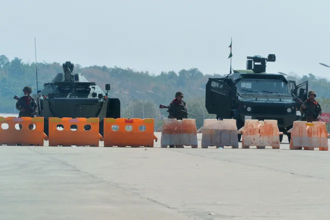 Vojaki so zablokirali dostop do parlamenta v Naypyitawu. FOTO: AFP