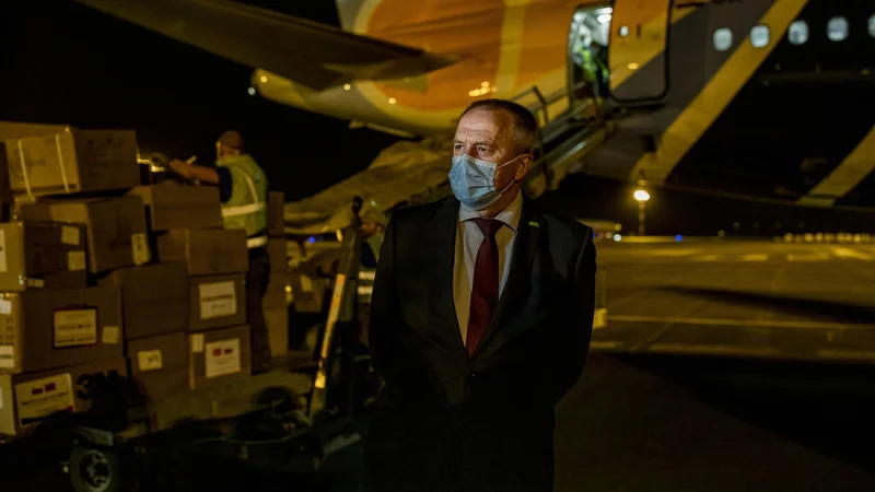 Fotografija: Gospodarski minister Zdravko Počivalšek je po izkušnji s spomladanskimi nabavami zaščitne in medicinske opreme pri pripravah na množično cepljenje prebivalstva previden. FOTO: Voranc Vogel/Delo