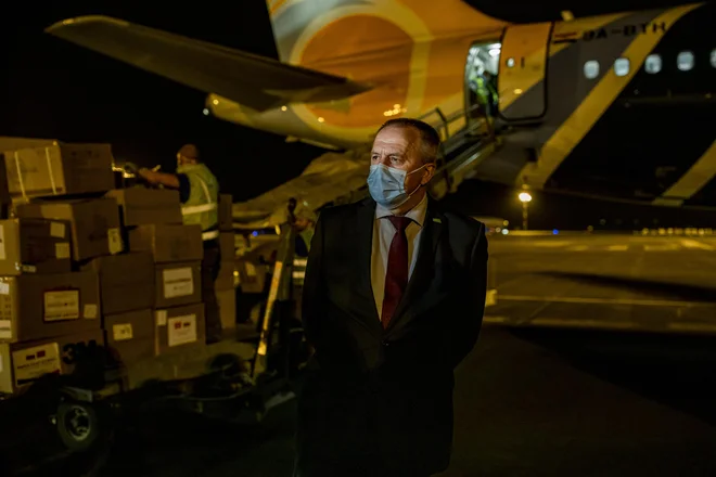 Gospodarski minister Zdravko Počivalšek je po izkušnji s spomladanskimi nabavami zaščitne in medicinske opreme pri pripravah na množično cepljenje prebivalstva previden. FOTO: Voranc Vogel/Delo