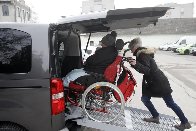 Do solidarnostnega dodatka bodo upravičeni tudi prejemniki nadomestil iz invalidskega zavarovanja, ki delajo krajši delovni čas, vojni veterani in invalidi po zakonu, ki ureja socialno vključevanje invalidov. Foto Blaž Samec