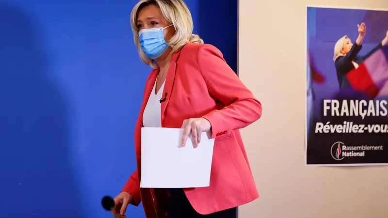 Fotografija: Voditeljica Nacionalnega zbora Marine Le Pen se hoče iz populistke, ki radikalno vznemirja, preleviti v političarko, ki republikansko spravlja. FOTO: Thomas Samson/AFP