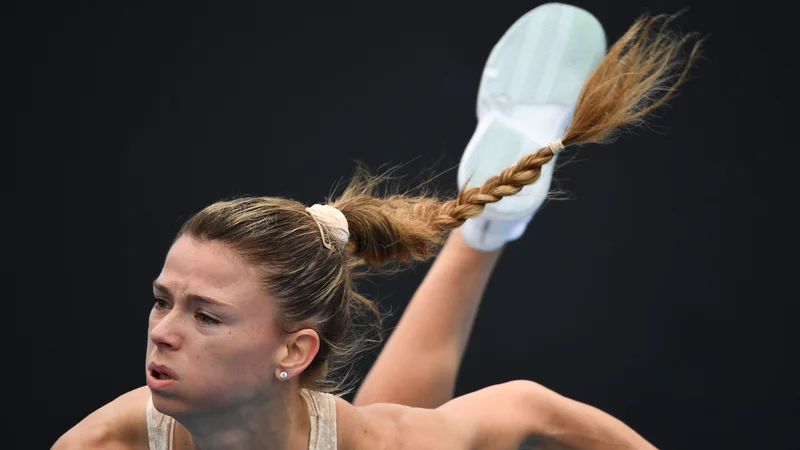 Fotografija: Portret Italijanke Camile Giorgi, ki je po 14-dnevni izolaciji v Melbournu odigrala prvi trening dvoboj proti Francozinji Clari Burel pred začetkom OP Avstralije. FOTO: William West/Afp