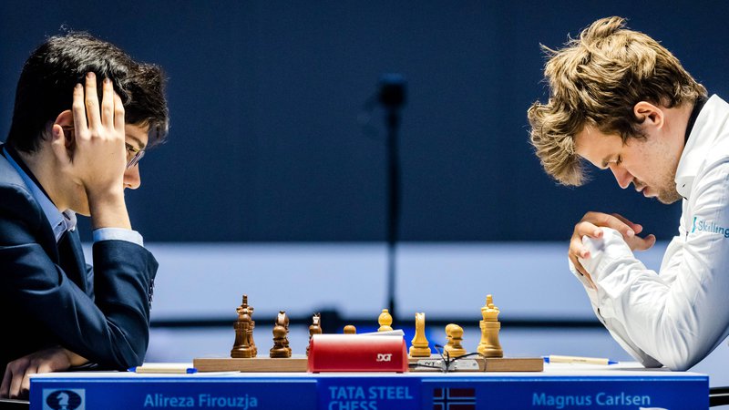 Fotografija: Iranski čudežni deček Alireza Firouzja in svetovni prvak Magnus Carlsen med turnirjem na Nizozemskem. FOTO: Remko De Waal/AFP