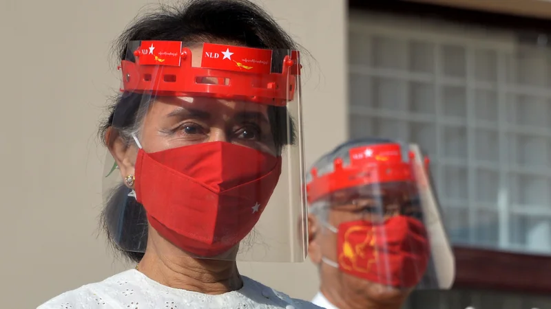 Fotografija: V raciji, ki so jo izvedli v zgodnjih jutranjih urah, so aretirali državno svetovalko Aung San Su Či, dejansko voditeljico države. FOTO: Thet Aung/AFP