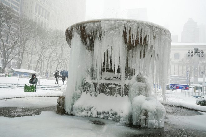 Zamrznjen vodomet v newyorškem parku. FOTo: Carlo Allegri/Reuters