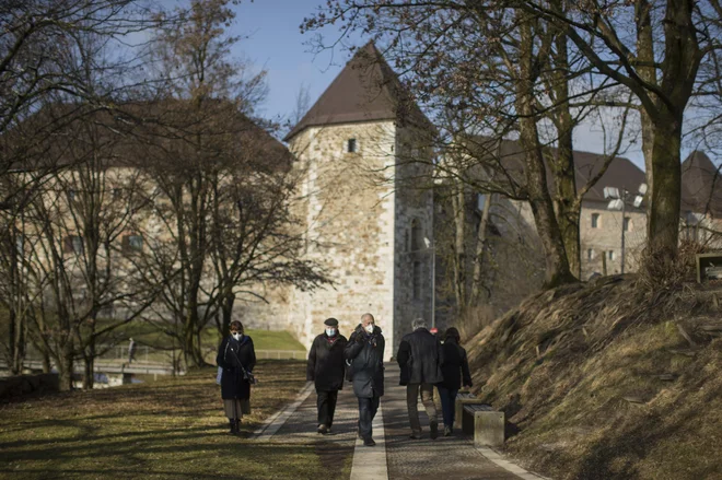 Na gradu so spet odprte razstave, povzpeti se je mogoče na razgledni stolp, a domačini uporabljajo območje predvsem za vsakodnevne sprehode. FOTO: Jure Eržen/Delo
