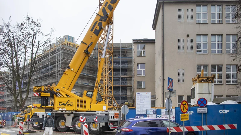 Fotografija: Novi prizidek šišenske Osnovne šole Riharda Jakopiča s telovadnico je že zgrajen. FOTO: Voranc Vogel/Delo