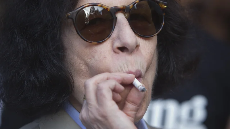 Fotografija: Fran Lebowitz, starosta velemestne intelektualne vzvišenosti, zajedljiva, neznansko duhovita kritičarka družbenih pojavov, povezanih predvsem z New Yorkom. FOTO:Carlo Allegri Reuters
