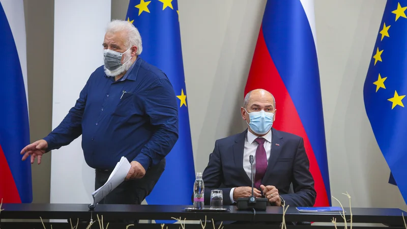 Čeprav se je premier Janez Janša včeraj prek twitterja posmehljivo odzval na število napovedanih podpisov pod konstruktivno nezaupnico, je slišati, da ga smeh mineva zaradi relativno neuspešnega boja zoper epidemijo. FOTO: Jože Suhadolnik/Delo
