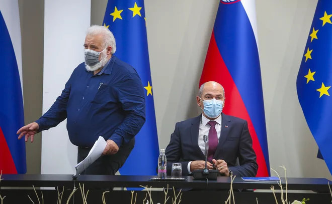 Čeprav se je premier Janez Janša včeraj prek twitterja posmehljivo odzval na število napovedanih podpisov pod konstruktivno nezaupnico, je slišati, da ga smeh mineva zaradi relativno neuspešnega boja zoper epidemijo. FOTO: Jože Suhadolnik/Delo