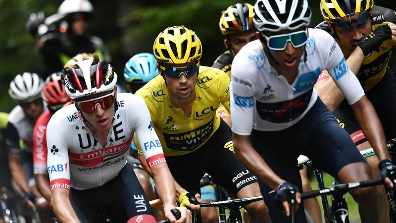 Fotografija: Egan Bernal (desno) se bo na dirke vrnil prvič po Touru, na katerem ni bil konkurenčen Primožu Rogliču (v sredini) in Tadeju Pogačarju. FOTO: Marco Bertorello/AFP