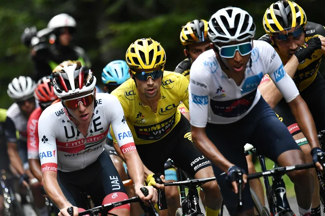 Egan Bernal (desno) se bo na dirke vrnil prvič po Touru, na katerem ni bil konkurenčen Primožu Rogliču (v sredini) in Tadeju Pogačarju. FOTO: Marco Bertorello/AFP