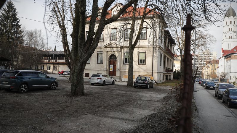Fotografija: V ljubljanskem UKC so povedali, da bolnišnico na Ulici stare pravde lahko izselijo le, če bodo dobili nove prostore drugje. FOTO: Uroš Hočevar/Delo