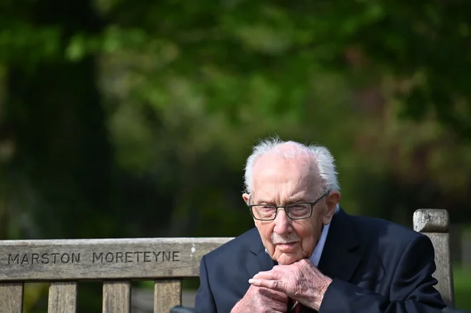 Vojni veteran je začel zbirati denar za zdravstveno osebje, ki mu je v preteklosti pomagalo ozdraviti zlomljeni kolk, z njihovo pomočjo je premagal tudi raka. FOTO: Justin Tallis/AFP