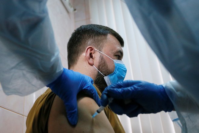 Pandemija zahteva odločen usklajen mednarodni odziv, ki bo zagotovil hitro dostopnost testov, zdravljenja in cepiv, saj mora biti obsežna imunizacija kot globalno javno dobro na voljo in cenovno dostopna vsem. FOTO: Alexander Ermochenko/Reuters
