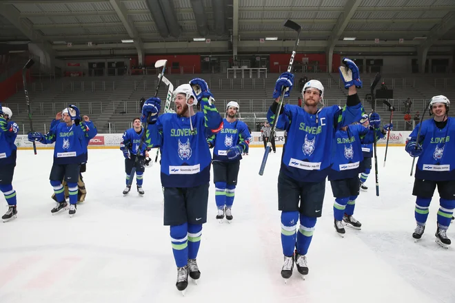 Lani so se tako slovenski hokejski risi veselili uspeha v uvodnem delu olimpijskih kvalifikacij na Jesenicah, pred 25 leti pa so se zbrali za derbi s Švico. FOTO: Jože Suhadolnik/Delo