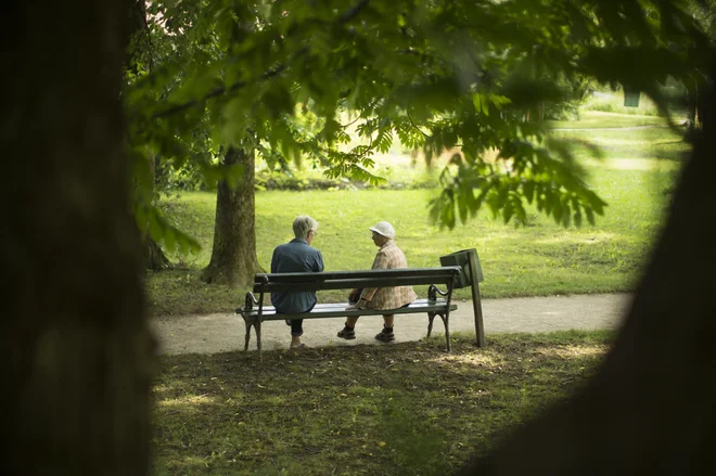 Po podatkih ministrstva za delo, družino, socialne zadeve in enake možnosti se je v zadnjem tednu januarja okužilo 130 stanovalcev domov za upokojence in 77 zaposlenih. FOTO: Jure Eržen/Delo