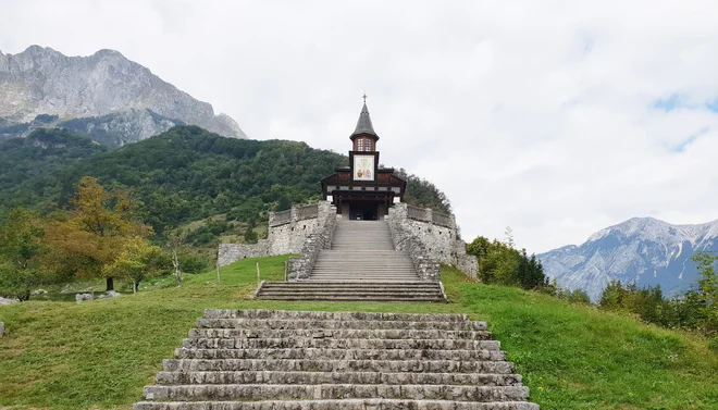 Cerkvica Sv. duha na Javorci je bila zgrajena sredi vojne vihre, kar avtorja označujeta kar za čudež pri Zatolminu. Foto Robert Potokar