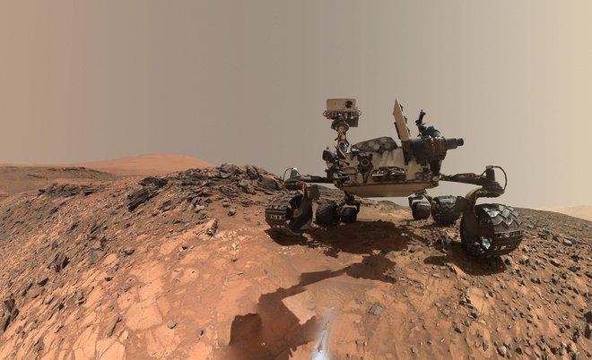 Roverju Curiosityju (na fotografiji) in pristajalniku Insight se bo na površju Marsa v prihodnjih tednih pridružil nov ameriški robotski raziskovalec, predvidoma maja pa še kitajski. FOTO: Nasa/AFP