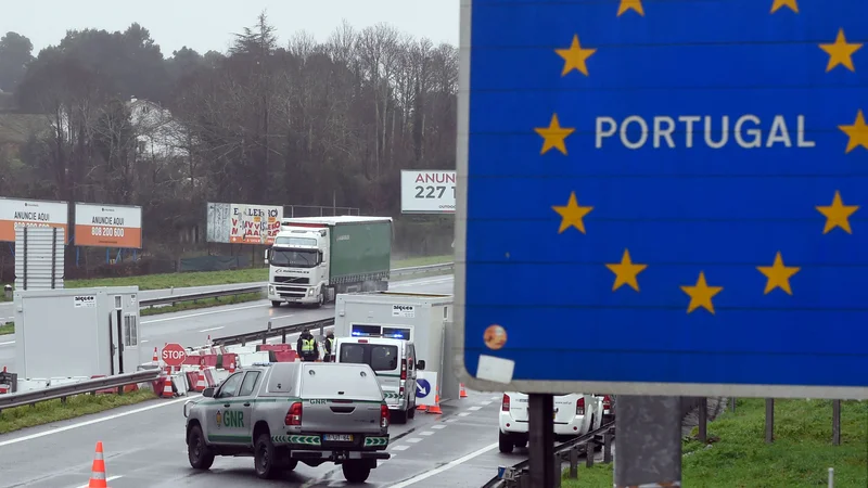 Fotografija: Med Portugalsko in Španijo so znova uvedli mejni nadzor.
Foto Miguel Riopa/AFP