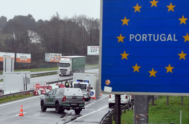 Med Portugalsko in Španijo so znova uvedli mejni nadzor.<br />
Foto Miguel Riopa/AFP