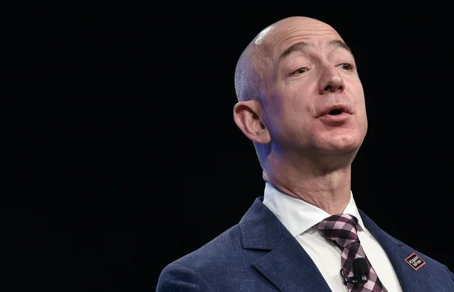 Ustanovitelj Jeff Bezos se bo ukvarjal s strateškimi odločitvami in novimi prijemi.&nbsp;FOTO: Mandel Ngan/AFP