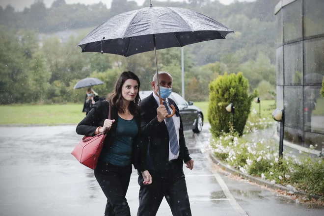 Poleg slabega vodenja ministrstva Simoni Kustec opozicija očita še slab zgled in nespoštovanje ukrepov za preprečevanje širjenja novega koronavirusa, ki jih je potrjevala prav njena vlada. FOTO: Uroš Hočevar/Delo