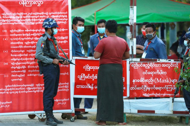 Burmanska policija straži vhod v rezidence poslancev. FOTO: Reuters