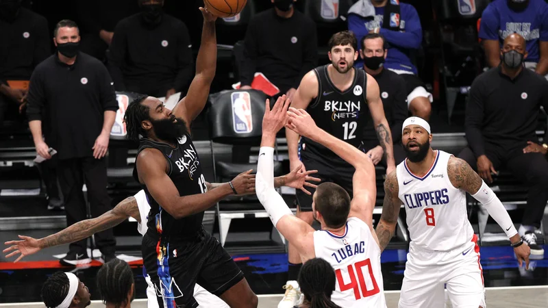 Fotografija: V Brooklynovi zvezdniški trojki je bil James Harden najmanj učinkovit, a je s svojim jubiljenim 50. trojnim dvojčkom dopolnil prvo veliko zmago velike trojke. FOTO: Sarah Stier/AFP