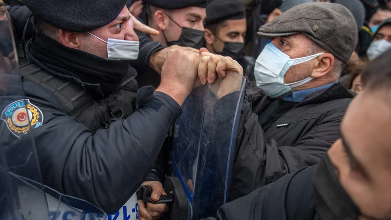 Turške oblasti so na študentskih protestih na istanbulski univerzi Bogazici pridržale več deset ljudi. Študenti protestirajo zaradi odločitve turškega predsednika Recepa Tayyipa Erdogana, da je na čelo univerze imenoval njegovega lojalnega sodelavca Meliha Buluja. FOTO: Bulent Kilic/Afp