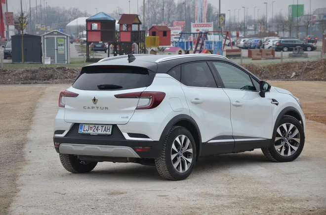 Captur se v tej izvedbi ne razlikuje bistveno od klasične bencinske, je pa očem skrita izpušna cev. Napis plug in hybrid izdaja, da gre za priključnega hibrida. Vratica na desni strani so za električni priključek. Foto Gašper Boncelj