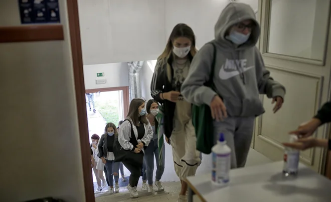 Dijaki napovedujejo stavko za 9. februar. Ne bo jih na zoom. FOTO: Blaž Samec/Delo