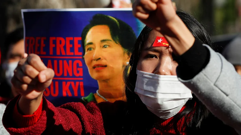 Fotografija: Na Japonskem živeči podporniki Aung San Su Či so se zbrali na shodu v njeno podporo. FOTO: Issei Kato/Reuters