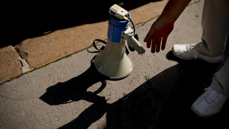 Fotografija: Kritično se obregamo ob tiste, ki se oglašajo, in obenem uživamo v udobju, ko nismo izpostavljeni kritiki mi sami. FOTO: Jure Eržen/Delo
