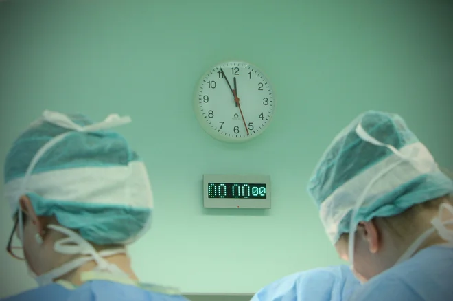 Na kliničnem oddelku za gastroenterologijo UKC Ljubljana je v diagnostičnih postopkih celo petnajst odstotkov več pacientov kot pred covidom-19. FOTO: Jure Eržen/Delo