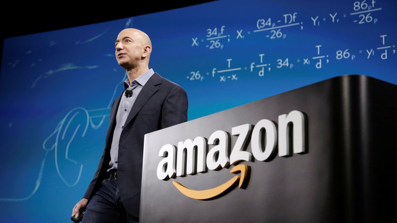 Fotografija: Jeff Bezos je z leti močno razširil prodajno mrežo in tudi izdelke, Amazon se je razvil v največjega spletnega trgovca in tudi sicer največjega trgovca na svetu. Foto Jason Redmond/Reuters