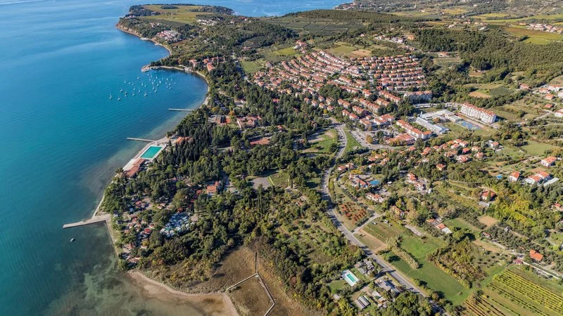 Fotografija: Na območju ankranskega polotoka se je ohranilo nekaj starih vil, ki zaradi omejitev, povezanih s kulturno dediščino, težko najdejo kupca.  FOTO: Jaka Ivančič/Občina Ankaran